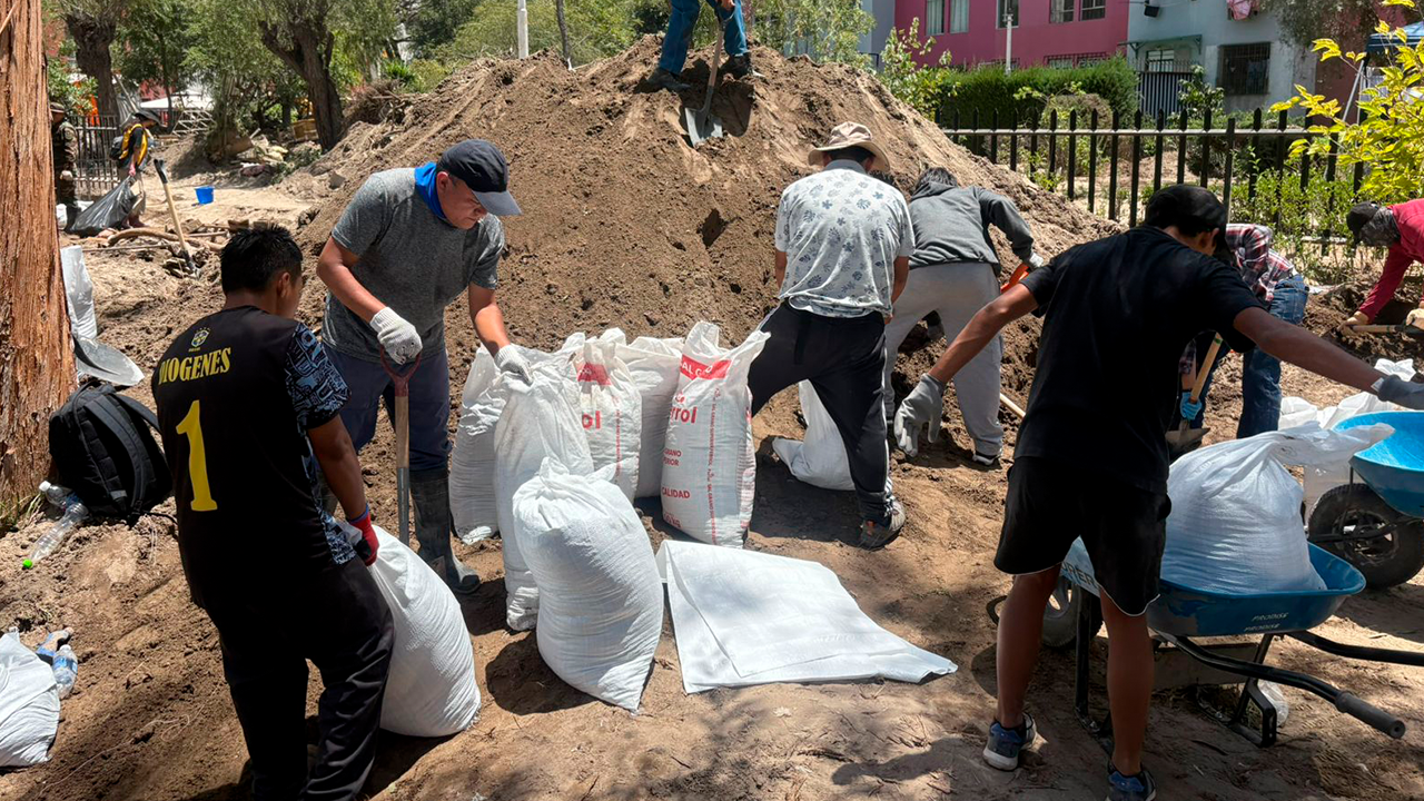 Retiran 100 toneladas de lodo tras desborde de torrentera Chullo en Arequipa